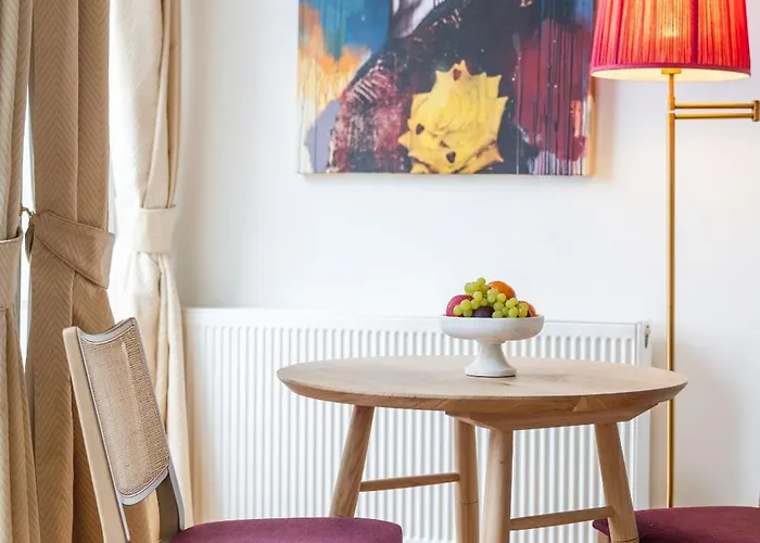 Berkeley Suites, 3 Bristol